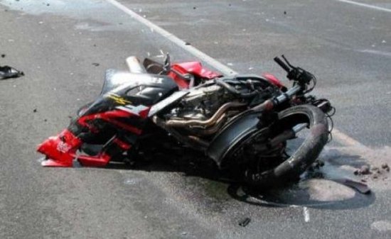 Moarte  îngrozitoare pentru doi tineri! După ce s-au răsturnat cu motocicleta au fost PROIECTAŢI într-un canal