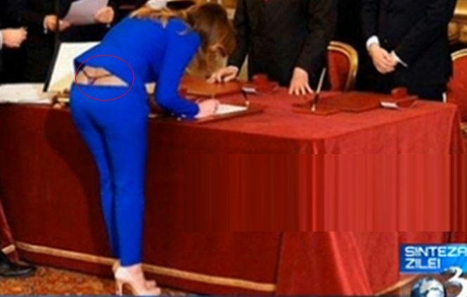 O femeie ministru, cu lenjeria intimă la vedere la semnarea mandatului. Secretul din spatele imaginii