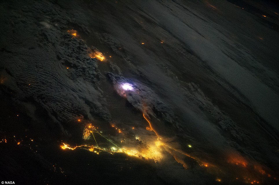 Imagini impresionante. Cum se văd fulgerele din spaţiul cosmic