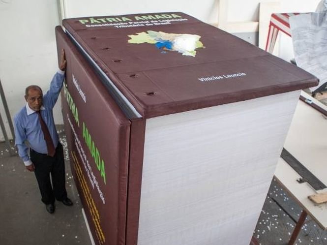 O carte de peste 7 tone a fost depusă în faţa Congresului din Brasilia, pentru a denunţa birocraţia
