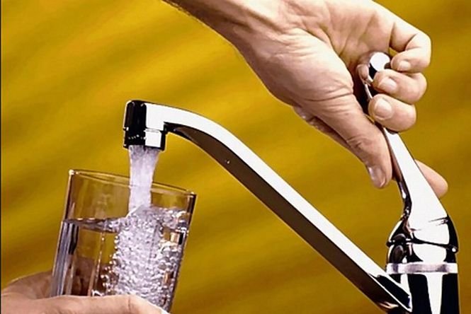 Zeci de români s-au îmbolnăvit după ce au băut apă de la robinet. Autorităţile au deschis dosar penal pentru infracţiunea de &quot;infectare a apei&quot;