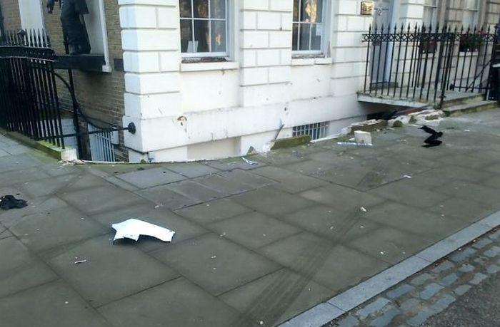 Patru fete într-o maşină de LUX au reuşit cea mai "dureroasă" parcare. A fost nevoie de o MACARA pentru a o scoate de acolo 253374