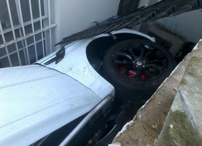 Patru fete într-o maşină de LUX au reuşit cea mai "dureroasă" parcare. A fost nevoie de o MACARA pentru a o scoate de acolo 253377