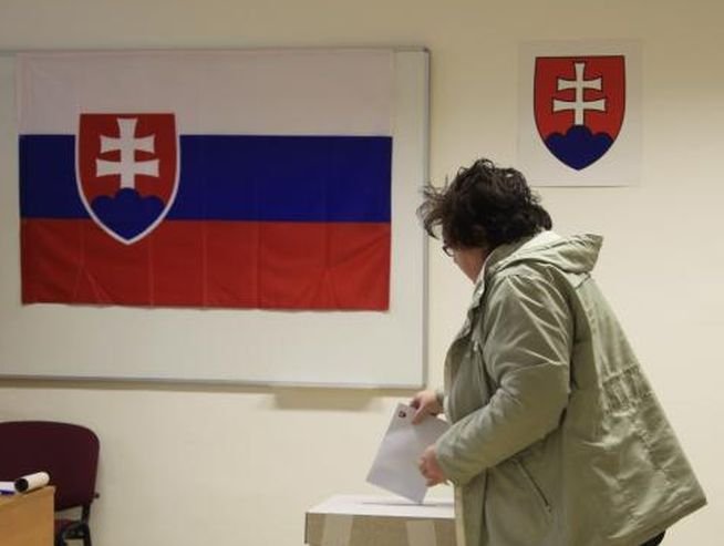 ALEGERI PREZIDENŢIALE în Slovacia. Analiştii se aşteaptă la un rezultat strâns