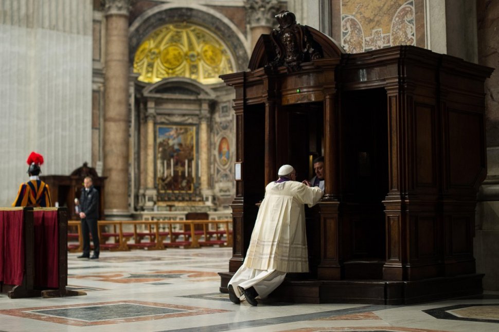Niciun alt papă nu a mai făcut asta, la Vatican. Papa Francisc s-a SPOVEDIT în PUBLIC