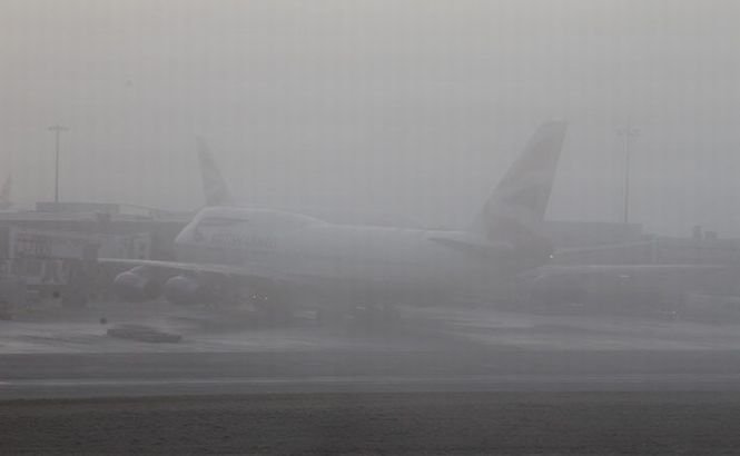 Ceaţa densă a anulat peste 100 de zboruri de pe Aeroportul Heathrow