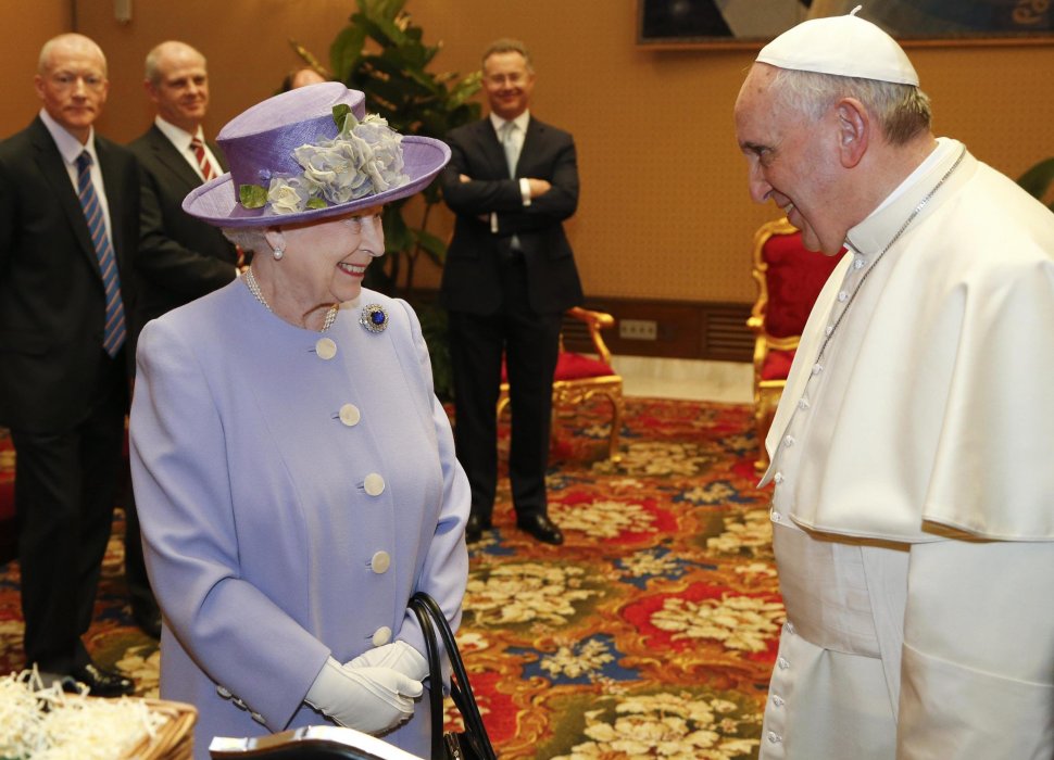 Regina Elizabeth a fost primită de Papa Francisc, la Vatican. IMAGINI de la eveniment