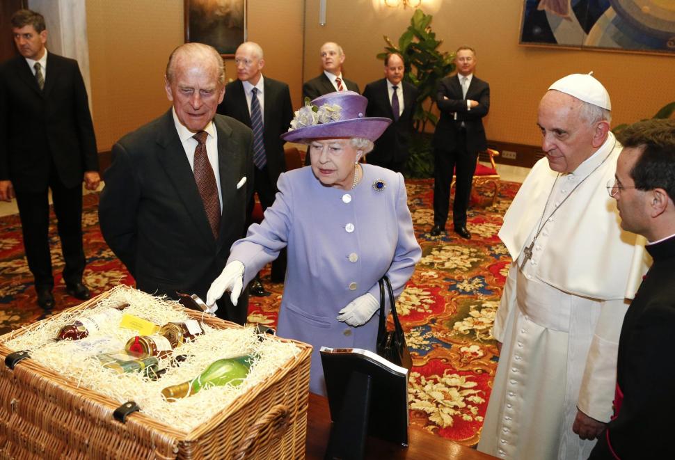 Regina Elizabeth a fost primită de Papa Francisc, la Vatican. IMAGINI de la eveniment 254389