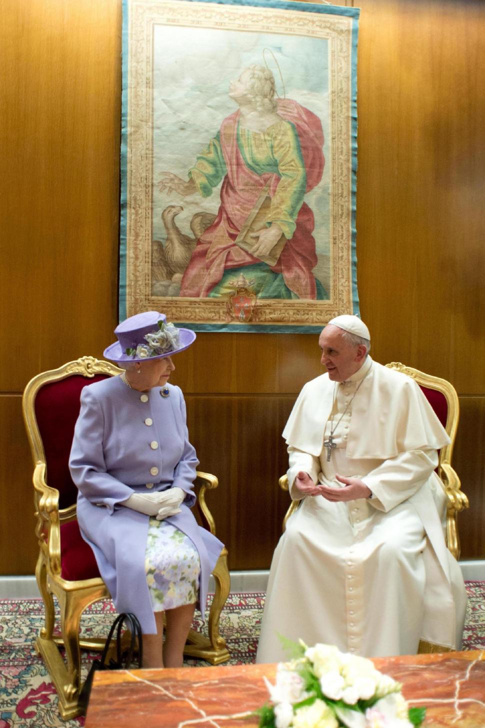Regina Elizabeth a fost primită de Papa Francisc, la Vatican. IMAGINI de la eveniment 254390