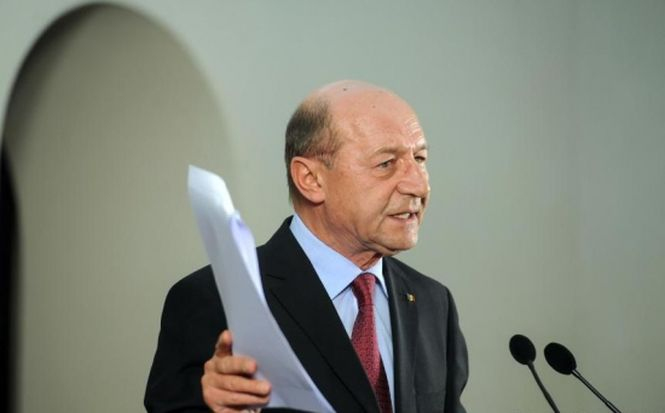 Traian Băsescu a trimis parlamentarilor peste 400 de scrisori, în care le cere să nu aprobe acciza la combustibil