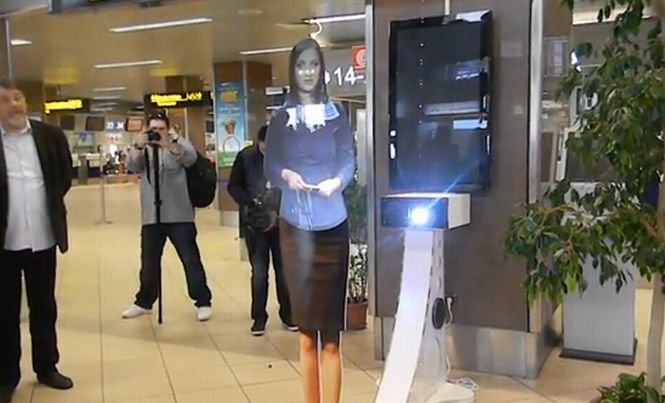 Hologramele vor îndruma pasagerii pe Aeroportul Henri Coandă. Asistentele virtuale, amplasate la terminalul Plecări