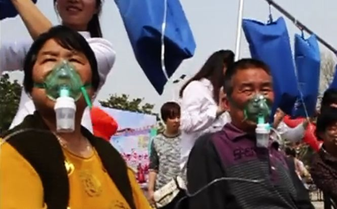 Oamenii stau la cozi pentru o gură de aer curat. Imagini tulburătoare surprinse în unul dintre cele mai poluate oraşe din China