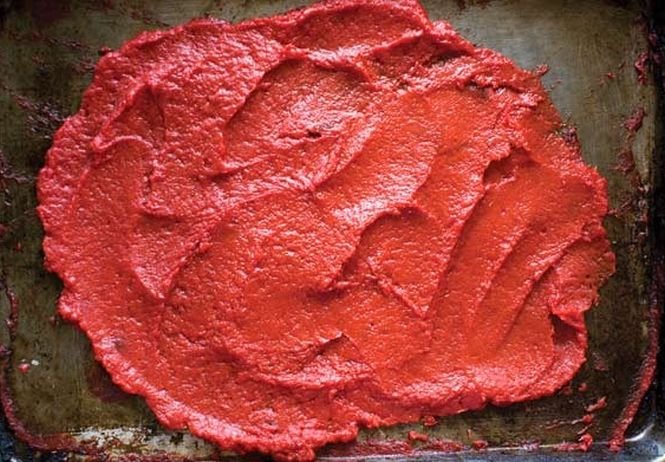 Românii nu ştiu ce cumpără. Pasta de tomate, un amestec de coloranţi, conservanţi şi arome 