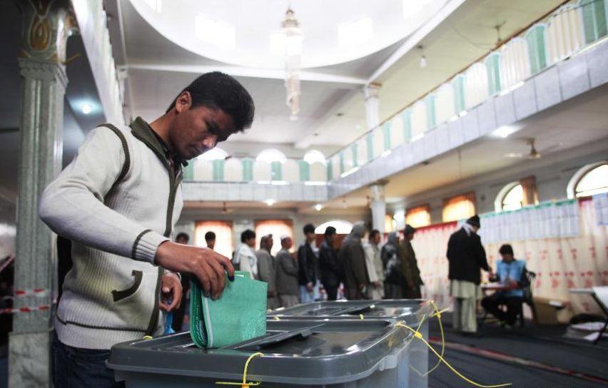 Afganii au mers în număr mare la vot pentru a-l alege pe succesorul preşedintelui Hamid Karzai