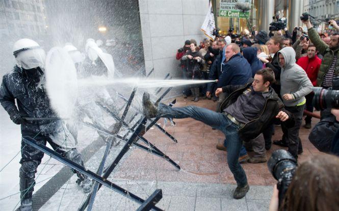 Protest anti-austeritate de la Bruxelles. Cel puţin 26 de oameni au fost răniţi