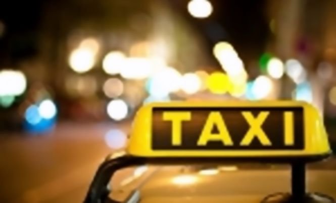 Accident spectaculos în Bistriţa. Cu permisul suspendat din cauza alcoolului, un taximetrist s-a răsturnat cu maşina de serviciu