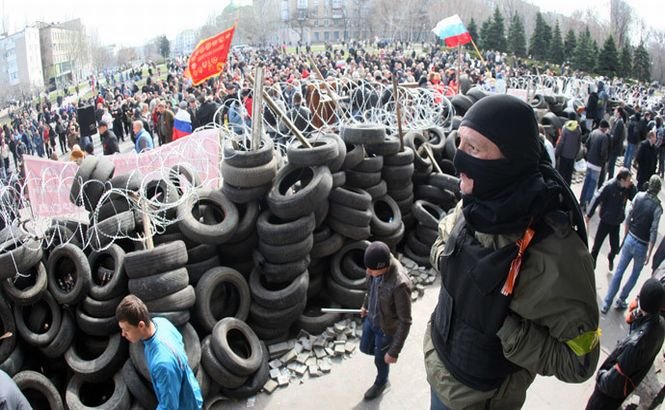 Protestatarii ruşi au proclamat &quot;Republica Populară Donetsk&quot; şi cer ajutorul Moscovei