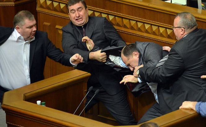 Parlamentarii ucraineni s-au luat la bătaie în Rada Supremă