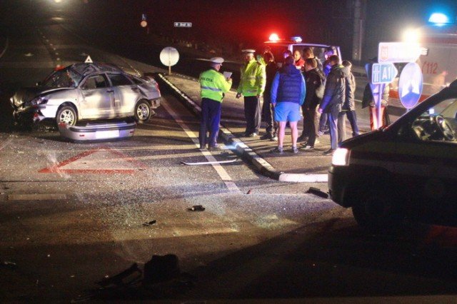 Accident teribil în Arad. Doi bărbaţi au murit, după ce au intrat cu maşina în plin, într-un sens giratoriu. Ce au găsit poliţiştii în maşină