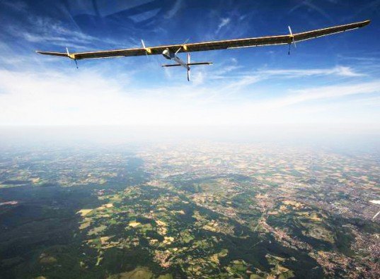 Avionul solar, care cântăreşte cât o maşină, poate face ocolul lumii fără oprire, în cinci zile