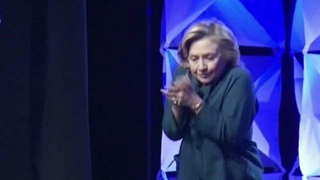 Episodul &quot;Pantoful&quot; se repetă. Hillary Clinton, ţinta unei americance nervoase. Femeia a aruncat cu încălţămintea în oficialul american