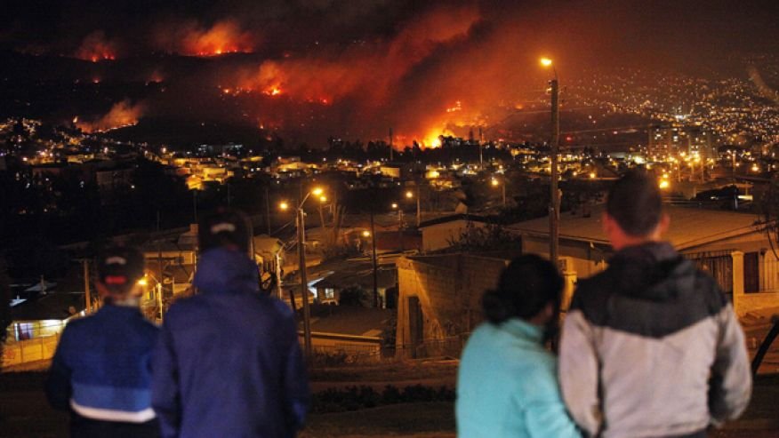 Iadul a coborât pe pământ. &quot;Paradisul&quot; din Chile, înghiţit de flăcări. 2.000 de case au fost transformate în cenuşă, iar 12 oameni au murit