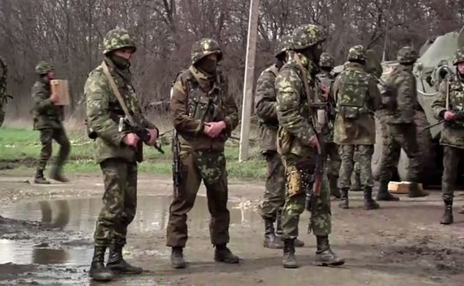 Trupele ucrainene au luat cu asalt două oraşe din estul ţării şi au recuperat un aerodrom din mâinile miliţiilor pro-ruse