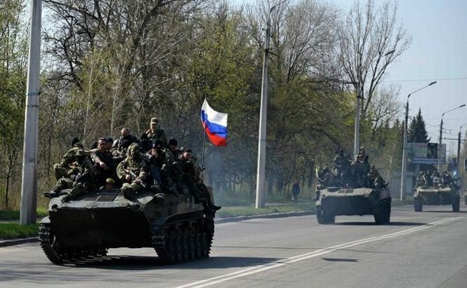 6 TAB-uri ucrainene au DEZERTAT şi au ocupat poziţii defensive în estul ţării. Militarii s-au alăturat separatiştilor şi au arborat drapelul Rusiei
