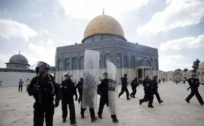 Poliţiştii israelieni au intervenit în forţă în Lăcaşul Sfânt din Ierusalim. Cel puţin 30 de persoane au fost rănite 