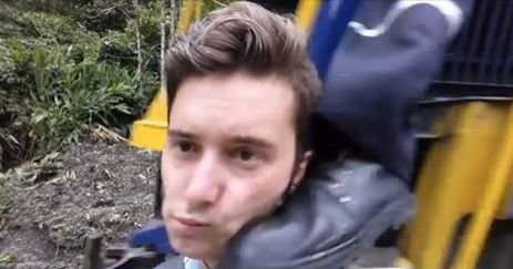 A încercat să-şi facă un selfie lângă un tren în mişcare. Experienţa dureroasă a unui tânăr în ton cu moda