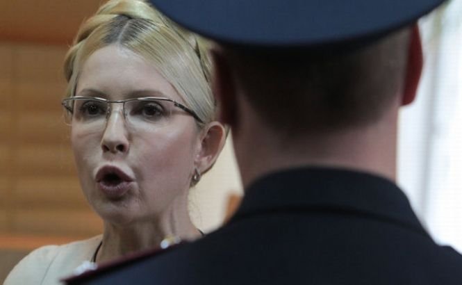 Timoșenko cere autorităţilor de la Kiev să introducă STAREA DE URGENŢĂ