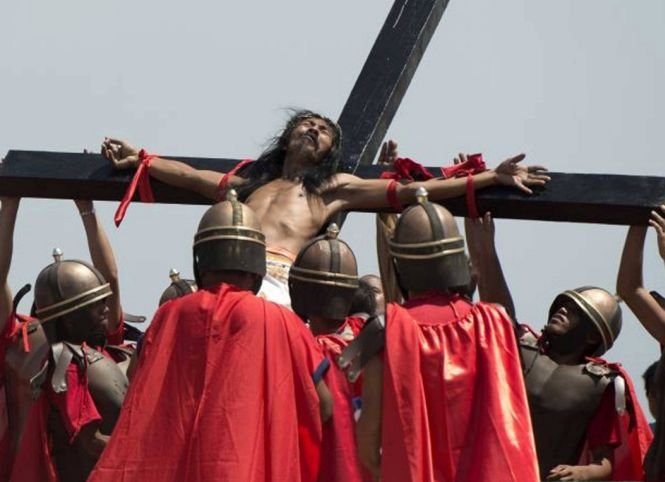 &quot;Vrem să luăm parte la chinurile Mântuitorului&quot;. Nouă bărbaţi din Filipine s-au crucificat în Vinerea Mare