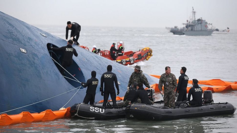 DURERE fără margini în Coreea de Sud. 60 de morţi în urma celui mai grav naufragiu din istoria ţării. 200 de persoane, încă date DISPĂRUTE