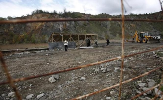 Cicatricile războiului din Kosovo rămân încă ascunse. Groapa comună a peste 250 de etnici albanezi este căutată într-un sat din Serbia