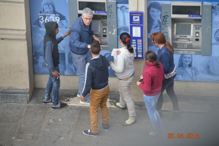 Imagini surprinse în ziua de Paşte, lângă catedrala Notre Dame din Paris. Ce îi fac aceşti ŢIGANI ROMÂNI domnului de la ATM 256638