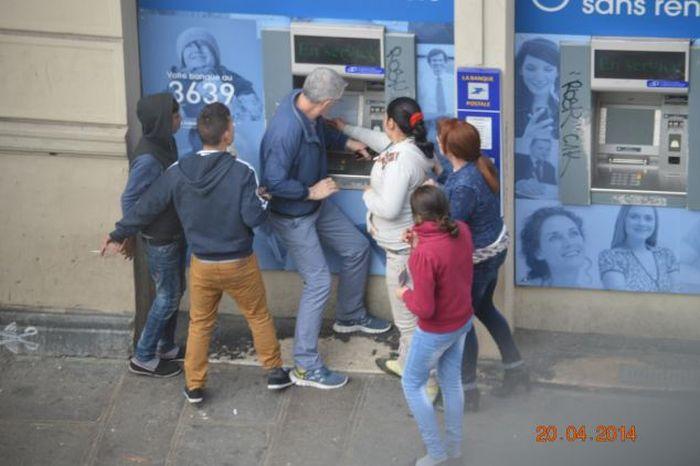 Imagini surprinse în ziua de Paşte, lângă catedrala Notre Dame din Paris. Ce îi fac aceşti ŢIGANI ROMÂNI domnului de la ATM 256639
