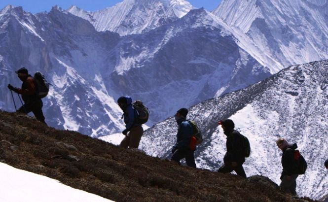 Şerpaşii montani părăsesc Everestul şi lasă alpiniştii pe cont propriu. Sezonul de escaladă este COMPROMIS