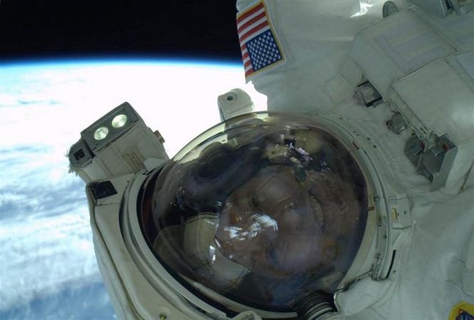 Primul &quot;selfie&quot; de pe orbită! Un astronaut de pe Staţia Spaţială Internaţională a dat publicităţii primul selfie orbital