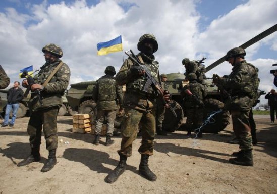 Ucraina suspendă operaţiunea militară din estul ţării, din cauza riscului mare de trecere a frontierei de către trupele ruse