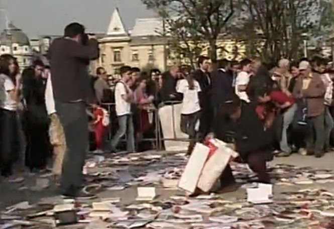 Ziua Mondială a Cărţii. Românii s-au călcat în picioare pentru a pune mâna pe o carte