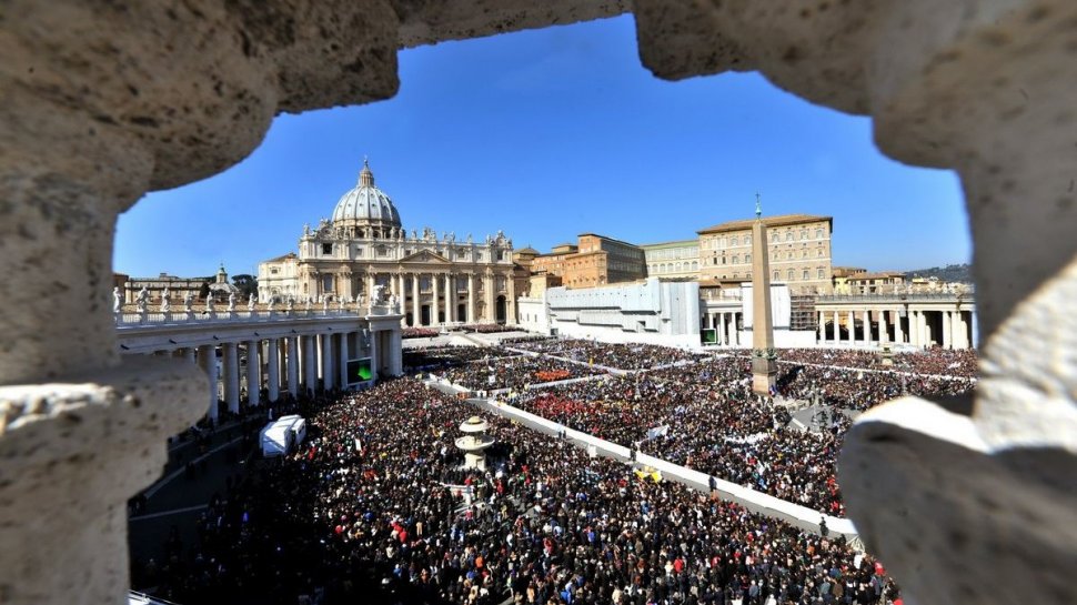 SFINŢII Vaticanului. Papa Francisc îi va canoniza pe Papa Ioan Paul al II-lea şi Papa Ioan al XXIII-lea, duminica 