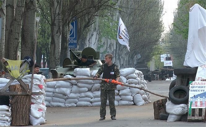Slavyansk, oraşul sub asediu. Separatiştii au preluat punctele de control, dar armata ucraineană a încercuit localitatea