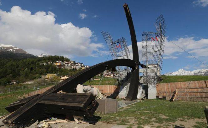 Un crucifix GIGANT, dedicat Papei Ioan Paul al II-lea, s-a prăbuşit şi a ucis un tânăr pelerin 257012