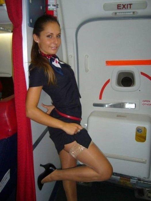 Ce fac stewardesele DUPĂ ce toţi pasagerii au coborât din avion. Imaginile au ajuns acum pe internet 257245