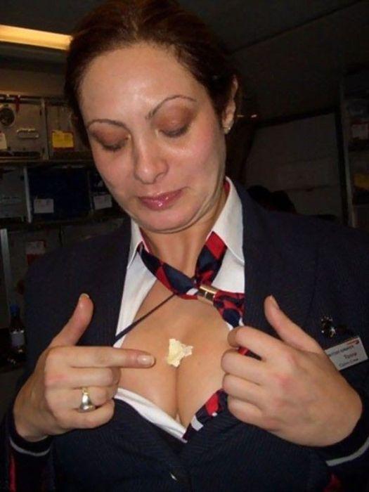 Ce fac stewardesele DUPĂ ce toţi pasagerii au coborât din avion. Imaginile au ajuns acum pe internet 257248