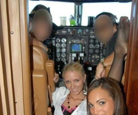 Ce fac stewardesele DUPĂ ce toţi pasagerii au coborât din avion. Imaginile au ajuns acum pe internet
