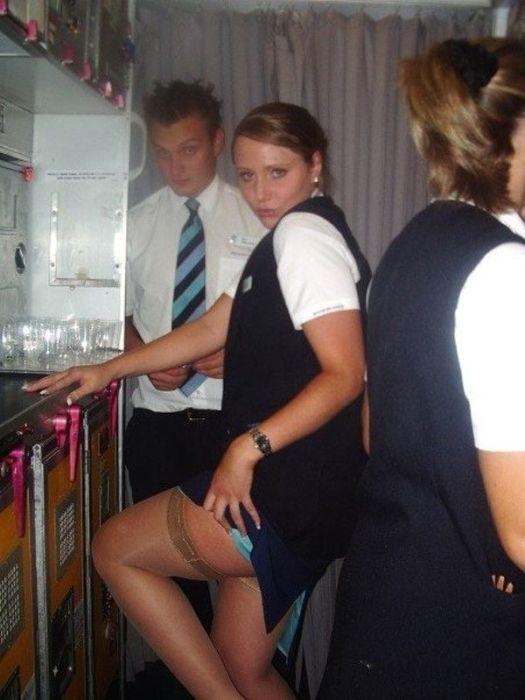 Ce fac stewardesele DUPĂ ce toţi pasagerii au coborât din avion. Imaginile au ajuns acum pe internet 257254