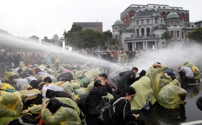 Poliţia taiwaneză a folosit tunurile cu apă pentru dispersarea mulţimii din Taipei