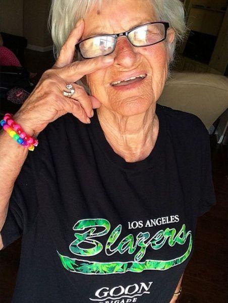 Are 86 de ani, dar e mai tare decât mulţi adolescenţi. Ce poze postează pe net bunica 257549