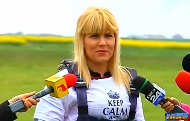 Elena Udrea a sărit cu paraşuta de 1 Mai